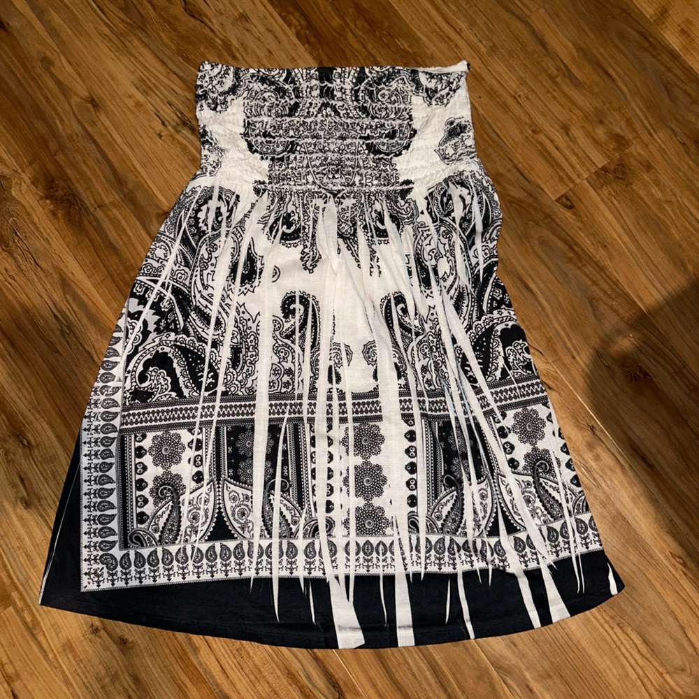 Black and White Strapless A-line Swim Coverup